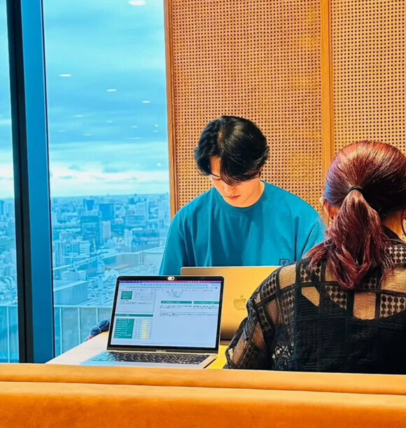 전 밴드 씨엔블루의 멤버 이종현이 뷰티 마케터가 된 최근 모습을 공개했다. /이종현 소셜 미디어