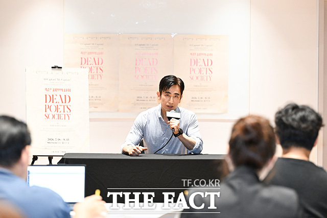 차인표가 포즈를 취하고 있다.