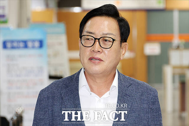 김건희 씨의 오빠 김진우 씨(왼쪽)와 양평군수를 지낸 김선교 국민의힘 의원이 11일 오전 서울 서초구 서울중앙지방법원에서 열린 '경기 양평 공흥지구 개발 특혜 의혹' 속행 공판에 출석하고 있다. /남윤호 기자(현장풀)