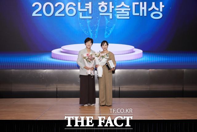 경남정보대 치위생과 김지영 교수(오른쪽)가 시상식에서 기념 촬영을 하고 있다. /경남정보대