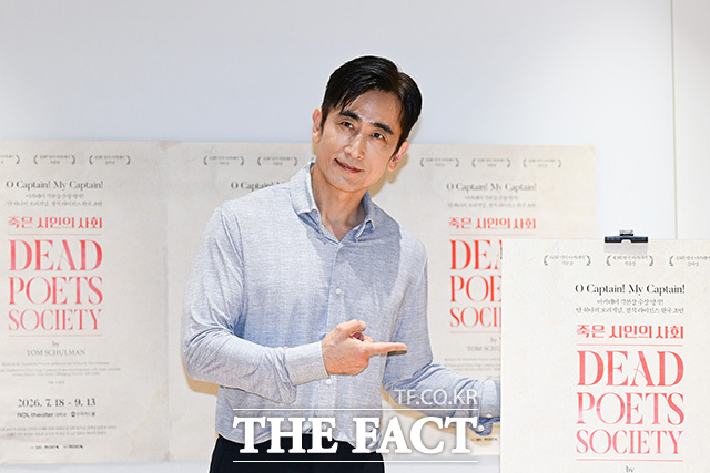 차인표가 포즈를 취하고 있다.