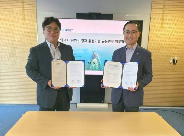 현대제철은 지난 10일 부산에 위치한 DNV 선급사업부 한국 본사에서 DNV(Det Norske Veritas)와 '미래 에너지용 강재·용접기술 인증체계 구축 및 공동기술개발 업무협약'을 체결했다. 왼쪽은 현대제철 제품개발센터장 권태우 상무, 오른쪽은 DNV Korea Maritime 기술개발지원부 문영환 본부장. /현대제철