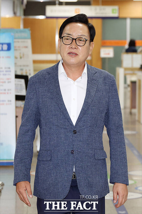 김건희 씨의 오빠 김진우 씨(왼쪽)와 양평군수를 지낸 김선교 국민의힘 의원이 11일 오전 서울 서초구 서울중앙지방법원에서 열린 '경기 양평 공흥지구 개발 특혜 의혹' 속행 공판에 출석하고 있다. /남윤호 기자(현장풀)