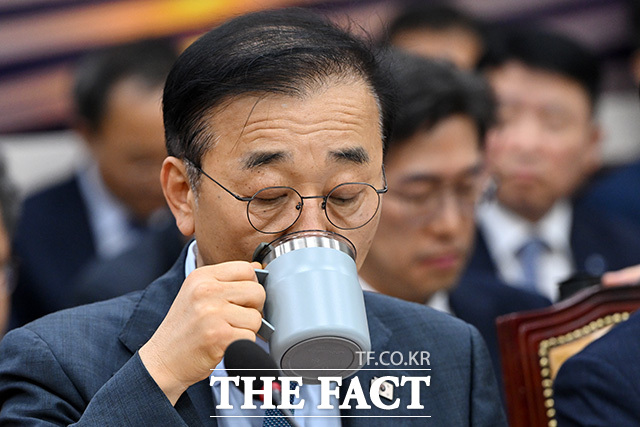 국토위 전체회의 참석해 업무보고하는 김 장관.