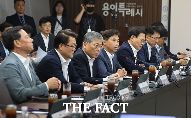 기념촬영하는 더불어민주당 3대 메가프로젝트 지원 특별위원회. /국회사진기자단