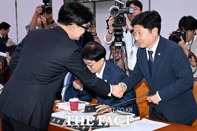 홍기원 외통위 여당 간사(오른쪽)과 인사하는 한 의원.