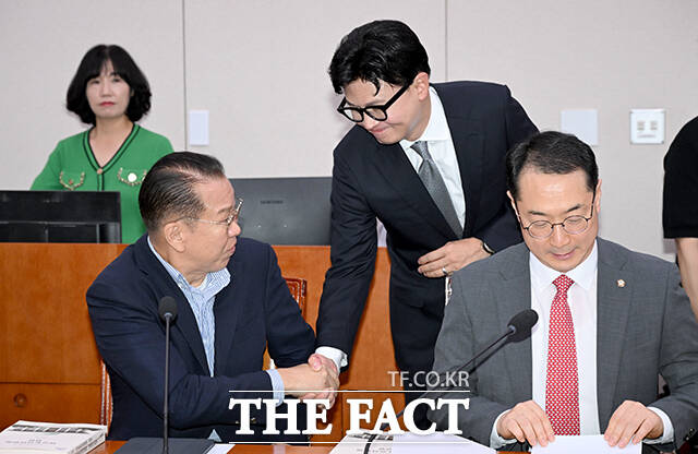 권영세 국민의힘 의원(왼쪽)과 악수하는 한 의원.