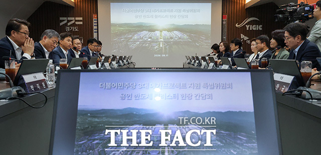 곽노정 SK하이닉스 CEO가 11일 오후 경기 용인 일반산단 및 국가산단에서 열린 더불어민주당 3대 메가프로젝트 지원 특별위원회 현장 간담회에 참석해 인사말을 하고 있다. /국회사진기자단