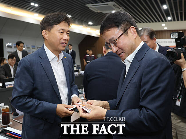 기념촬영하는 더불어민주당 3대 메가프로젝트 지원 특별위원회. /국회사진기자단