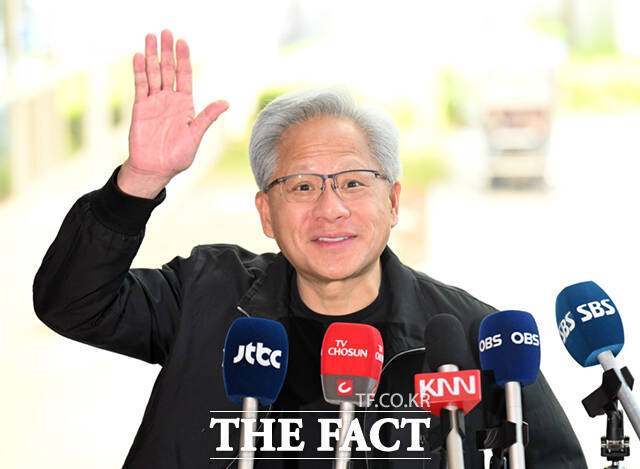 엔비디아가 미국 월가의 주요 투자 회사들과 함께 인공지능(AI) 인프라 구축 동맹을 형성한다. 사진은 젠슨 황 엔비디아 최고경영자. /더팩트 DB