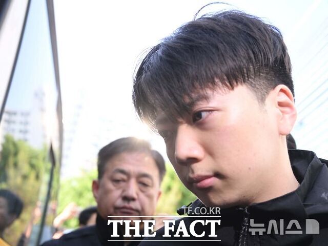 강간살해 혐의 등을 받는 장윤기(23)가 전남광주시 서구 서부경찰서에서 검찰로 송치되고 있다. /뉴시스