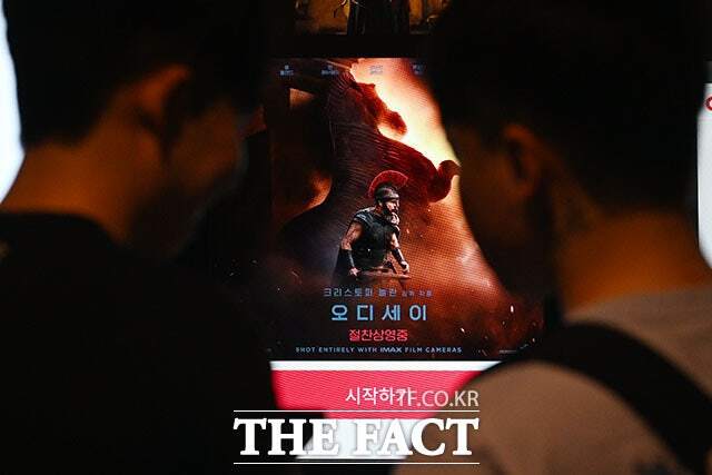 전국 대부분 지역에 폭염특보가 내려져 복합쇼핑몰을 찾는 일명 ‘몰캉스(쇼핑물+바캉스의 합성어)’족이 증가한 가운데 지난 7일 오후 서울 용산구 아이파크몰 CGV가 인파로 붐비고 있다. /서예원 기자