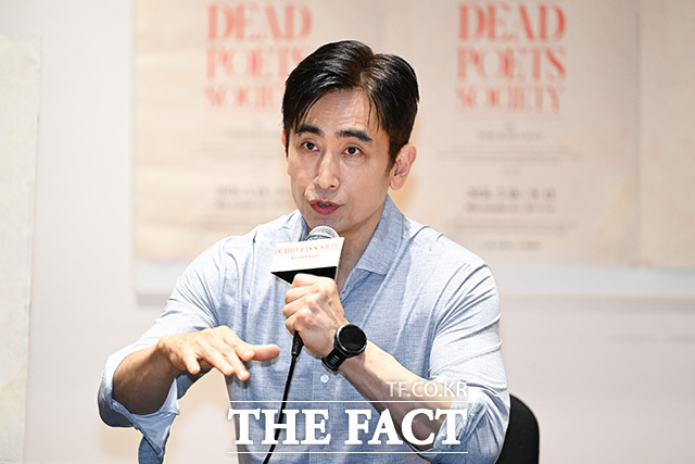 차인표가 포즈를 취하고 있다.