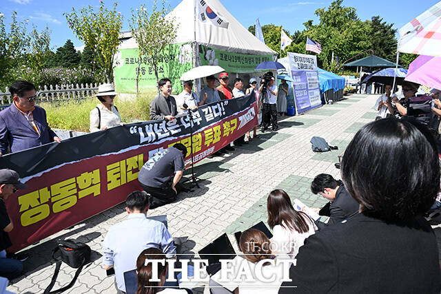 장동혁 국민의힘 대표 퇴진 및 전 당원 투표 촉구 기자회견을 열고 발언하는 박인규 책임당원(왼쪽 두 번째).