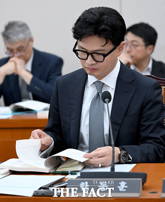자료 살피는 한 의원.