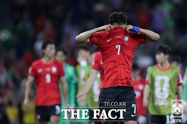 2026 북중미 월드컵 참사 이후 풍비박산이 난 한국축구가 다시 감독을 뽑는다. 6경기를 맡는 임시 감독을 선임하는 데 무너진 대표팀의 축구 원칙을 다시 세울 사람을 찾아야 한다는 목소리가 높다. 사진은 2026북중미월드컵 A조 조별리그 남아공전에서 패한 뒤 침통해하는 손흥민./몬터레이(멕시코)=KFA