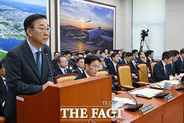 국토위 전체회의 참석해 업무보고하는 김 장관.