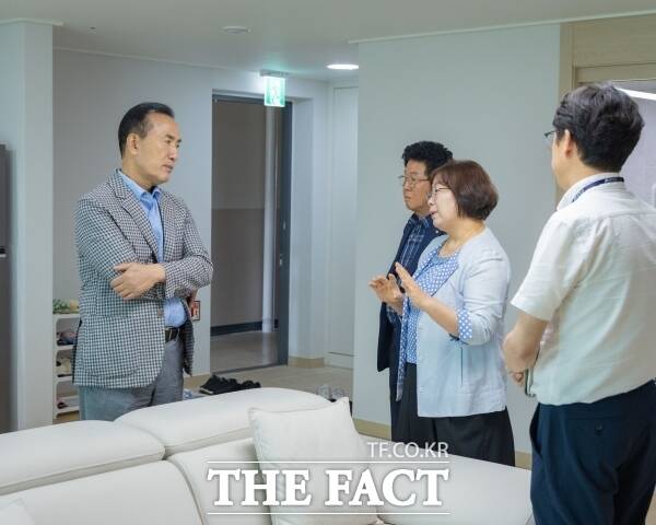 김홍열 군수가 10일 사회복지관을 방문해 간담회를 갖고 있다. /청양군