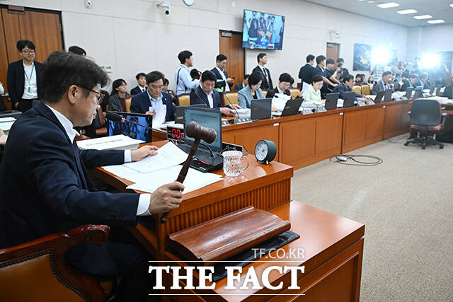 국토위 전체회의 참석해 업무보고하는 김 장관.