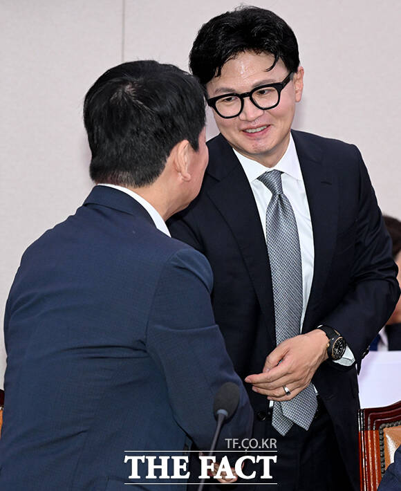 안철수 국민의힘 의원(왼쪽)과 인사하는 한 의원.