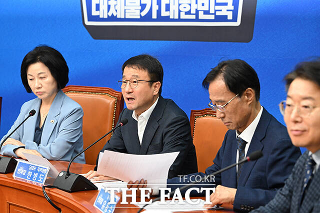 한병도 더불어민주당 대표 직무대행 겸 원내대표가 11일 오전 서울 여의도 국회에서 열린 중앙위원회의에서 모두발언을 하고 있다. /남용희 기자