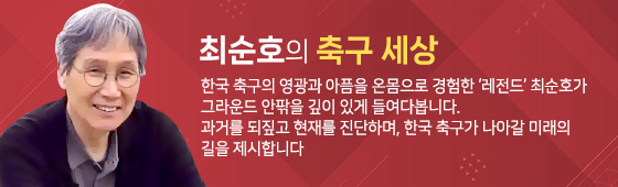 한국축구대표팀 홍명보 감독(오른쪽 네번째)이 6월 25일(한국시간) 열린 2026북중미월드컵 A조 조별리그 남아공전 하이드레이션 브레이크때 선수들에게 지시사항을 전달하고 있다./몬터레이(멕시커)=KFA