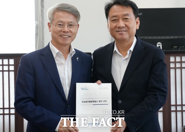 민형배 전남광주통합특별시장이 11일 서울 국회에서 이광재 국회 예산결산특별위원장과 면담을 갖고 통합특별시 핵심 현안 및 2027년도 주요 사업 추진을 위한 국비 지원 건의 및 협조를 요청하고 있다. /전남광주특별시