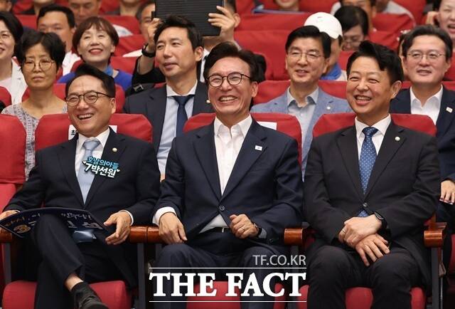 차기 더불어민주당 대표는 2028년 총선 공천권을 행사할 수 있어 '누가 당권을 쥐느냐'는 의원들에게 있어서도 초미의 관심사다. 사진은 김민석(가운데) 민주당 당대표 후보가 지난 5일 서울 여의도 국회 의원회관에서 열린 서울지역 당원 필승 결의대회에 최고위원 후보인 박선원(왼쪽)·김영호(오른쪽) 후보와 나란히 앉아 있다. 김 후보 뒤로 김 후보를 지지하는 이정헌(왼쪽 두 번째부터)·이해식·채현일 의원이 자리에 앉아 있다. /뉴시스