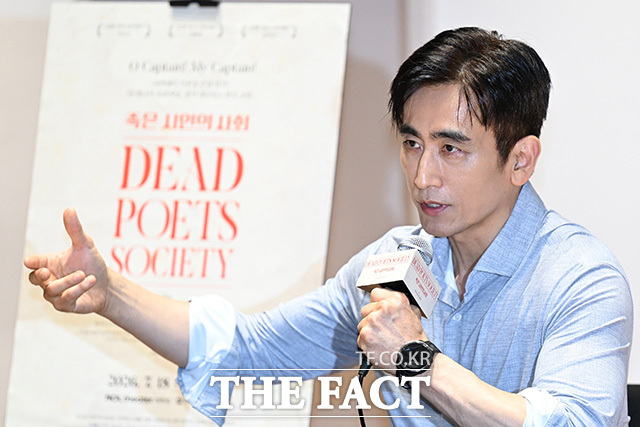 배우 차인표가 11일 오후 서울 종로구 NOL씨어터 대학로에서 열린 연극 '죽은 시인의 사회' 기자간담회에 참석해 발언하고 있다. /송호영 기자