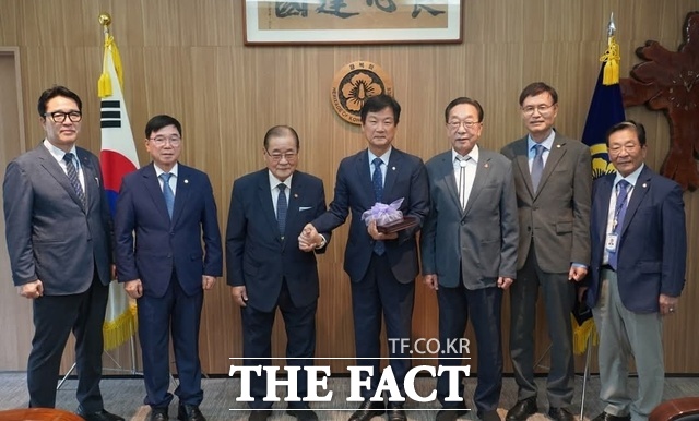 박균택 더불어민주당 의원(가운데)이 광복회로부터 독립유공자 예우에 관한 법률을 개정한 공로로 감사패를 받고 있다. /박균택 의원 SNS갈무리