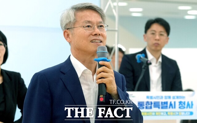 민형배 전남광주통합특별시장이 지난달 9일 무안청사 소공연장에서 열린 통합특별시 청사 관련 타운홀미팅에서 동부·무안·광주 3개 청사 기능 배분 및 행정 효율성, 균형발전 실현을 위한 시민들의 의견을 수렴하고 질의에 대해 답하는 모습. /전남광주시