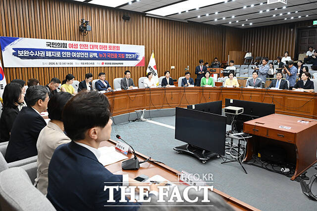 ‘보완수사권 폐지로 인한 여성안전 공백, 누가 국민을 지킬 것인가’ 토론회에 참석해 기념촬영하는 국민의힘 정점식 원내대표와 장동혁 대표, 서명옥, 양향자 의원(앞줄 왼쪽 두 번째부터) 및 참석자들.