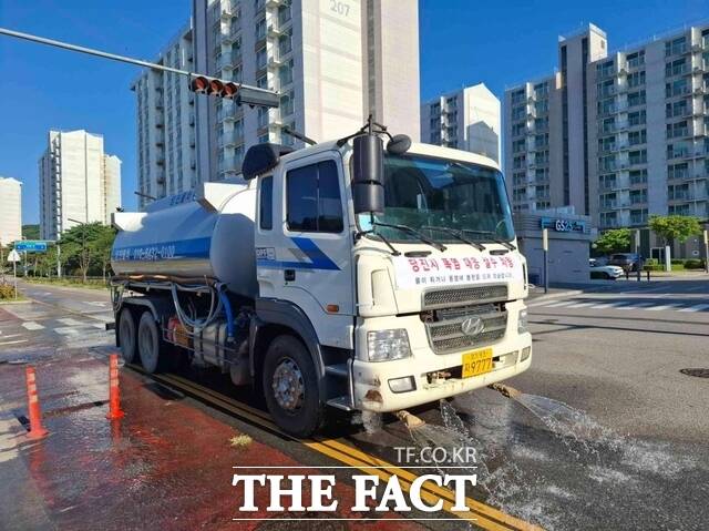 당진시는 폭염 안전사고 예방을 위해 지역 내 산업단지와 농공단지를 대상으로 살수차를 운행하고 있다. /당진시