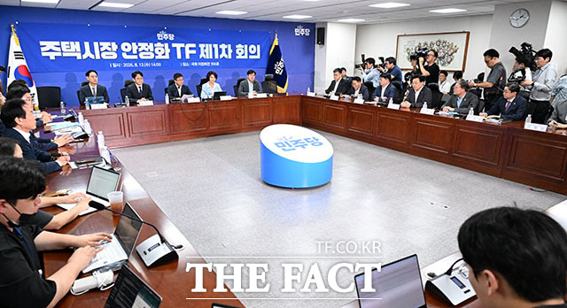 한병도 더불어민주당 대표 직무대행 겸 원내대표(왼쪽)와 이억원 금융위원장이 인사를 하고 있다.