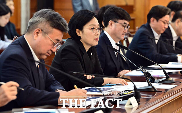 한성숙 국무총리가 12일 오전 서울 종로구 정부서울청사에서 열린 2045 전략수립위원회 2차 회의를 주재하며 모두발언을 하고 있다. /임영무 기자