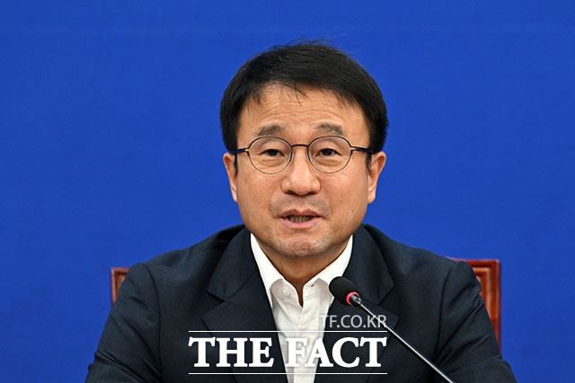 한병도 더불어민주당 대표 직무대행 겸 원내대표(가운데)가 12일 오전 서울 여의도 국회에서 열린 원내대책회의에서 모두 발언을 하고 있다. /국회=서예원 기자