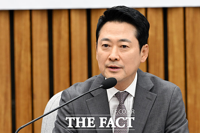 ‘보완수사권 폐지로 인한 여성안전 공백, 누가 국민을 지킬 것인가’ 토론회에 참석해 기념촬영하는 국민의힘 정점식 원내대표와 장동혁 대표, 서명옥, 양향자 의원(앞줄 왼쪽 두 번째부터) 및 참석자들.