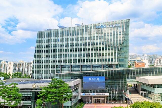서울 마포구는 오는 14일 청년정책과와 통합돌봄과를 신설하고 국 단위 조직을 기존 8국에서 7국으로 줄이는 민선 9기 첫 조직개편을 시행한다고 12일 밝혔다. 사진은 마포구청사 전경. /마포구