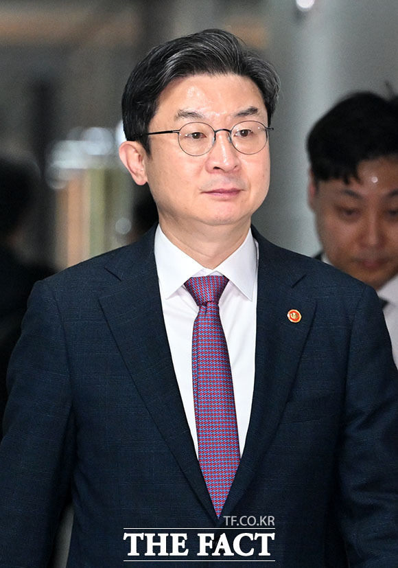 한병도 더불어민주당 대표 직무대행 겸 원내대표(왼쪽)와 이억원 금융위원장이 인사를 하고 있다.