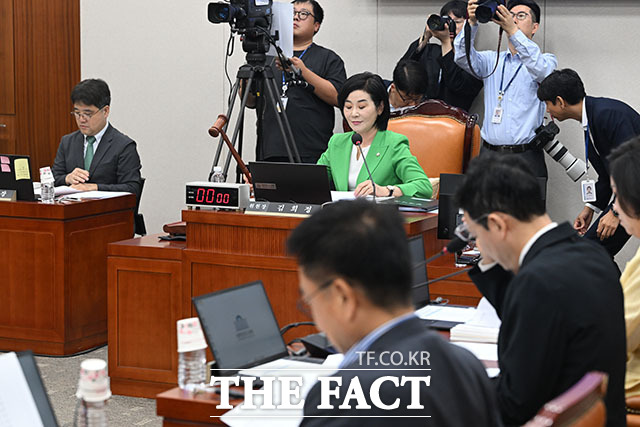 김희정 교육위원장이 의사봉을 두드리고 있다.