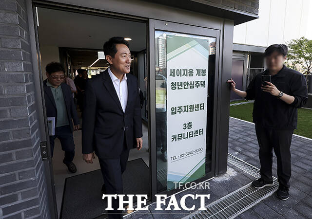 청년 주택 공실을 둘러보는 오 시장.