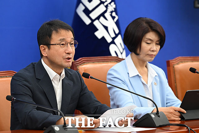한병도 더불어민주당 대표 직무대행 겸 원내대표(가운데)가 12일 오전 서울 여의도 국회에서 열린 원내대책회의에서 모두 발언을 하고 있다. /국회=서예원 기자