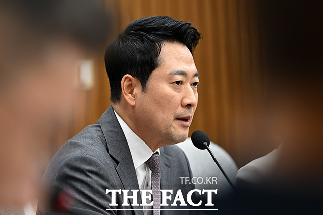 ‘보완수사권 폐지로 인한 여성안전 공백, 누가 국민을 지킬 것인가’ 토론회에 참석해 기념촬영하는 국민의힘 정점식 원내대표와 장동혁 대표, 서명옥, 양향자 의원(앞줄 왼쪽 두 번째부터) 및 참석자들.