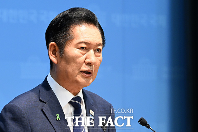 정청래 더불어민주당 당대표 후보가 12일 오전 서울 여의도 국회 소통관에서 기자회견을 열고 발언을 하고 있다. /국회=남용희 기자
