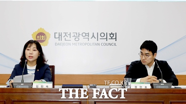 대전시의회 김민숙 의원(민주당, 서구 1, 사진 왼쪽)과 권인호 의원(민주당, 대덕구 3)이 12일 시의회 소통실에서 대전 청년정책 활성화를 위한 정책토론회를 공동 개최했다. /대전시의회