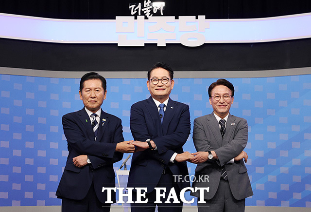 정청래·송영길·김민석 더불어민주당 당대표 후보가 12일 서울 양천구 SBS에서 열린 TV토론회 시작 전 포즈를 취하고 있다. /국회사진기자단