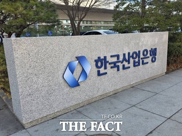 박 회장은 지난 2월 기자간담회에서 산은의 'KDB NEXT KOREA' 프로그램을 통해 국가 균형성장을 위한 지역금융에 5년간 75조원을 공급하겠다는 계획을 밝혔다. 한국산업은행 본점. /여의도=이선영 기자