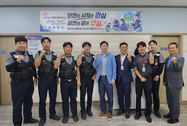 민기식 SK쉴더스 대표(왼쪽에서 5번째)와 신우철 안전보건최고경영책임자(오른쪽에서 1번째)가 ADT캡스 양산지사를 찾아 여름철 안전 관리 대응을 점검한 뒤 출동 대원들과 기념 촬영을 하고 있다. /SK쉴더스