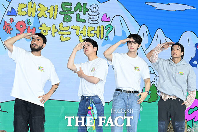 가수 카더가든과 그룹 데이식스(DAY6) 도운, 박현용 PD와 나영석 PD, 배우 이채민과 그룹 올데이프로젝트의 타잔(왼쪽부터)이 12일 오전 서울 마포구 호텔 나루 서울 엠갤러리에서 열린 넷플릭스 예능 '대체 등산을 왜 하는 건데?' 제작발표회에 참석해 포즈를 취하고 있다. /김성렬 기자