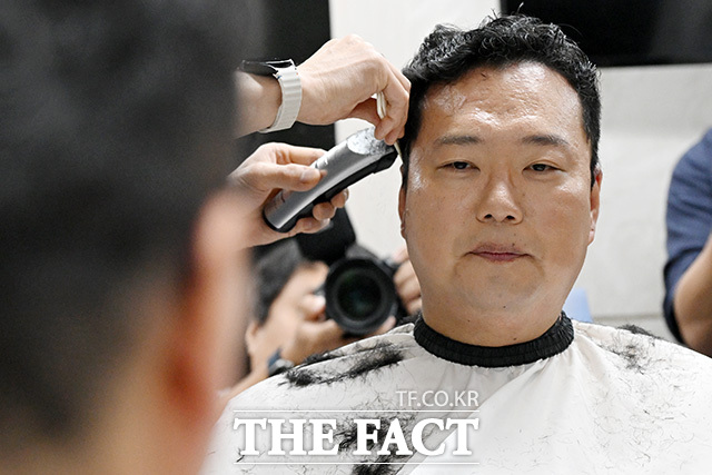 입소 앞두고 이발하는 천하람 원내대표.